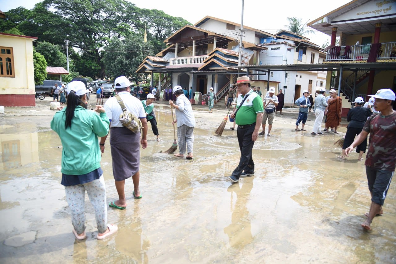 ျပည္ေထာင္စုႀကံ့ခိုင္ေရးႏွင့္ဖြံ့ၿဖိဳးေရးပါတီမွ ဘုန္းေတာ္ႀကီးေက်ာင္း ေရေဘးကယ္ဆယ္ေရးစခန္းသို႔ သြားေရာက္ၿပီး သန႔္ရွင္းေရးလုပ္ငန္းမ်ားႏွင့္ စားေသာက္ဖြယ္ရာမ်ားလႉဒါန္း