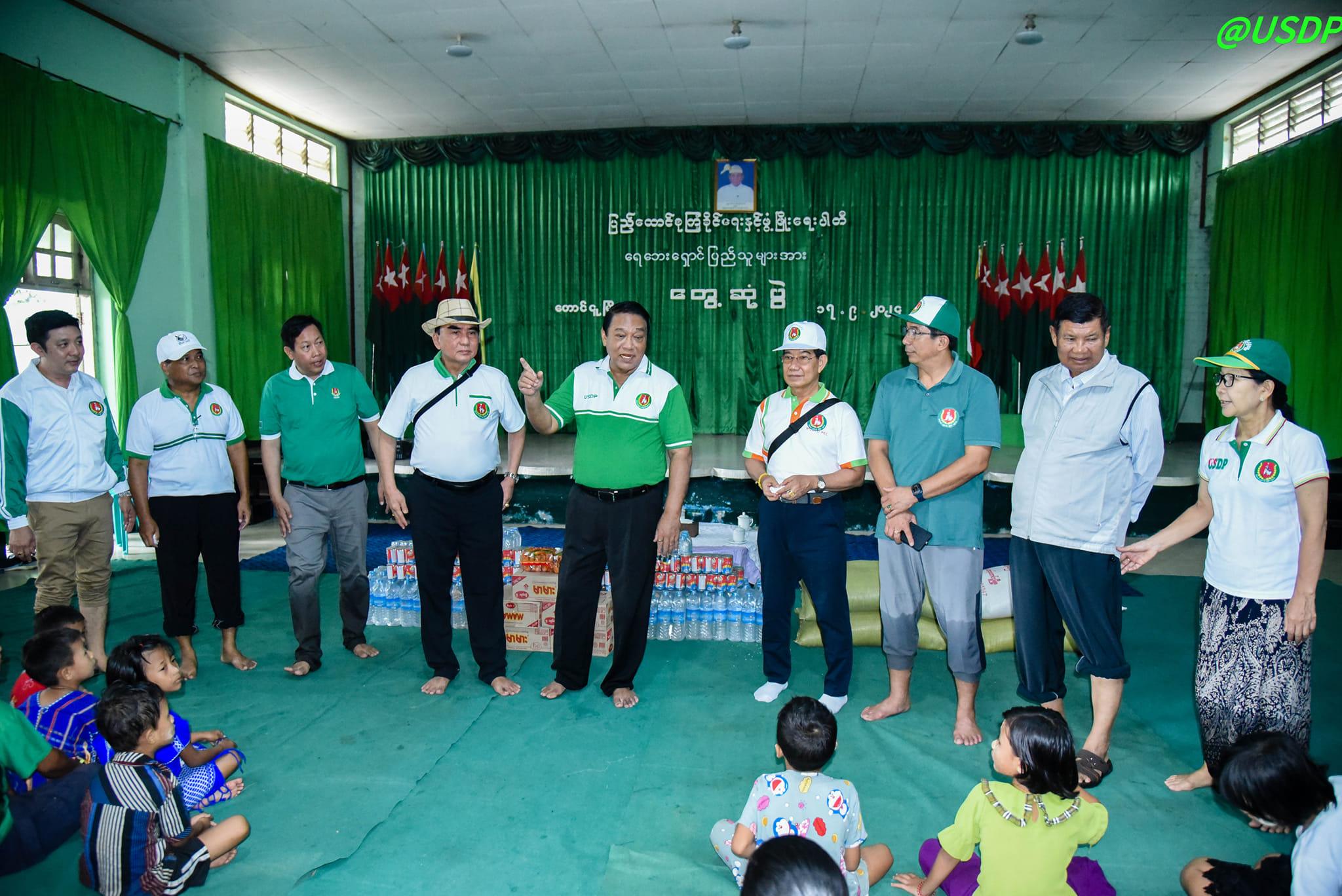 ျပည္ခိုင္ၿဖိဳးပါတီ ဥကၠ႒ ဦးခင္ရီ ေရေဘးကယ္ဆယ္ေရးစခန္းတြင္ ေရာက္ရွိေနေသာ ျပည္သူမ်ားအား ကူညီေထာက္ပံ့ၿပီး က်န္းမာေစာင့္ေရွာက္ေနမႈမ်ားအား ၾကည့္ရႈ