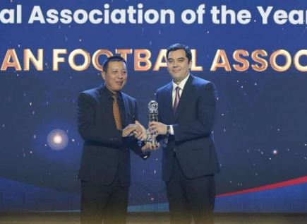 AFC ၏တစ္ႏွစ္တာအေကာင္းဆုံးမ်ား ေပးအပ္ပြဲ၌ ဆုမ်ားခ်ီးျမႇင့္ခဲ့သည့္ AFC အႀကီးတန္း ဒု-ဥကၠ႒ဦးေဇာ္ေဇာ္