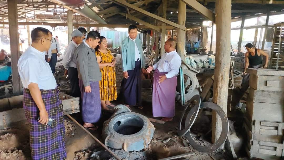 ျပည္ခိုင္ၿဖိဳးပါတီ ဗဟိုအလုပ္အမွုေဆာင္၊ အလုပ္သမားေရးရာတာဝန္ခံ ဦးေမာင္ျမင့္ ပဲခူးတိုင္းေဒသႀကီး(အေရွ႕)ရွိ အလုပ္႐ုံ /စက္႐ုံမ်ားသို႔သြားေရာက္၍ ျပည္သူမ်ားႏွင့္ေတြ႕ဆုံ