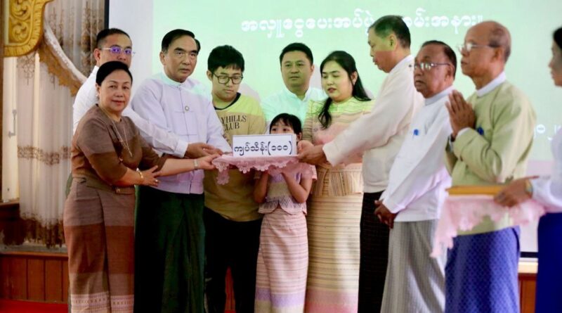 ဂရုဏာကမ္ဘာ ဘိုးဘွာရိပ်သာငွေပဒေသာပင်အတွက် အလှူငွေကျပ် သိန်း(၁၀၀)နှင့် တစ်ရက်တာစားသောက်မှုကုန်ကျ စရိတ်ငွေ ကျပ်(၁၂)သိန်း ထည့်ဝင်လှူဒါန်းပြီးဘိုးဘွားများအားတစ်ကိုယ်ရည်သုံးပစ္စည်း (၅)မျိုးလှူဒါန်း