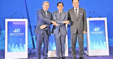 ထိုင္းဝန္ႀကီးခ်ဳပ္ႏွင့္ ကေမာၻဒီးယားဝန္ႀကီးခ်ဳပ္တို႔ ရွားရွားပါးပါးေတြ႕ဆုံၿပီး နယ္စပ္တင္းမာမႈမ်ားေလွ်ာ့ခ်ရန္ ေဆြးေႏြး