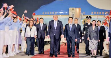 တ႐ုတ္သမၼတ ရွီက်င့္ဖ်င္ႏွင့္ ေတြ႕ဆုံရန္ အေမရိကန္သမၼတ ထရမ့္ ေပက်င္းေရာက္ရွိ