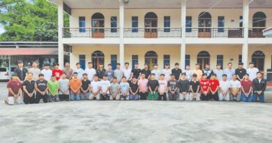 မူဆယ္ၿမိဳ႕တြင္ တ႐ုတ္ႏိုင္ငံသားမ်ား အပါအဝင္ အြန္လိုင္းလိမ္လည္ေလာင္းကစားလုပ္ကိုင္သူ ၅၉ ဦးကို သက္ေသခံ ပစၥည္းမ်ားႏွင့္အတူ ေဖာ္ထုတ္ဖမ္းဆီးရမိ