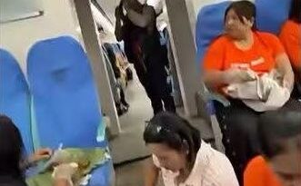 ေမာ္လၿမိဳင္-ရန္ကုန္ DEMU ရထားေပၚ၌ ဆူညံ စြာ သီခ်င္းဆိုျခင္းႏွင့္ စည္းကမ္းေဖ-ာက္ဖ်-က္ခဲ့သူ (၅၄) ဦးအား ရထားပို႔ ေဆာင္ေရးဥပေဒျဖင့္ အမႈ ဖြင့္ အ ေရး ယူ