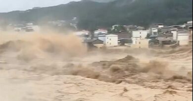 တ႐ုတ္ေတာင္ပိုင္းတြင္ မိုးသည္းထန္ၿပီး ေရကာတာမ်ား က်ိဳးေပါက္ကာ လူရာေပါင္းမ်ားစြာ ေဘးလြတ္ရာသို႔ ေ႐ႊ႕ေျပာင္းရ တ႐ုတ္ေတာင္ပိုင္းတြင္ မိုးသည္းထန္ၿပီး ေရကာတာမ်ား က်ိဳးေပါက္ကာ လူရာေပါင္းမ်ားစြာ ေဘးလြတ္ရာသို႔ ေ႐ႊ႕ေျပာင္းရ