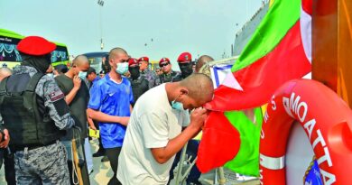 မ ေလးရွားမွ ျမန္မာႏိုင္ငံသား ၁,၄၇၆ ဦးကို ျပန္လည္ ေခၚ ေဆာင္လာသည့္ စစ္ေရယာဥ္မ်ား ျမန္မာ့ေရပိုင္နက္သို႔ ဝင္ေရာက္